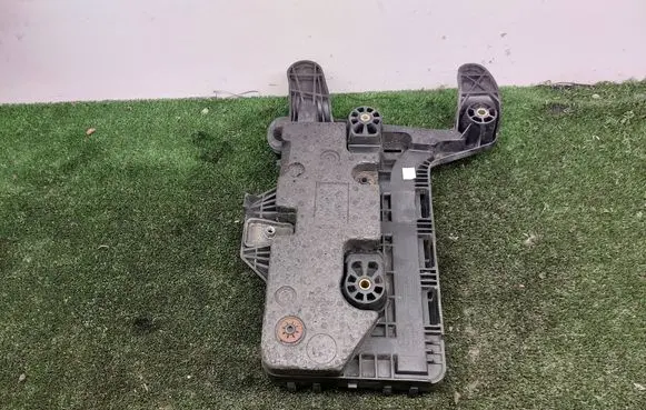 Volkswagen PASSAT B6 Battery tray 1K0915333