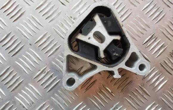 Mercedes-Benz CLA C117 X117 W117 Engine mount bracket A2462400809