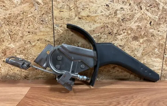 Nissan Note (E11) Hand brake release handle 