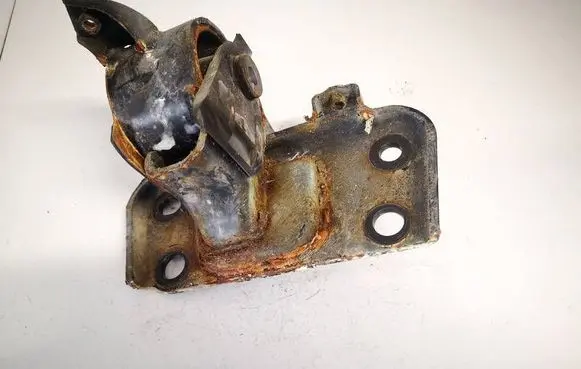 Engine mount bracket
