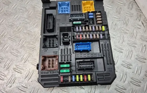 Peugeot 308 Fuse module 9819851280