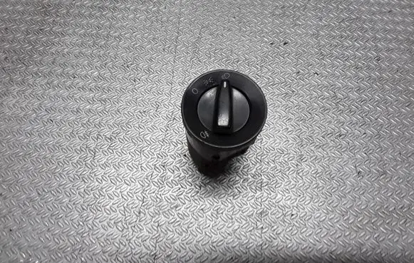 Volkswagen Golf IV Light switch V10730152