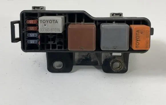 Toyota Avensis T250 Relay mounting block 