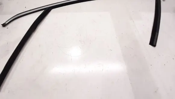 Volvo V60 Front door glass trim molding 31347533