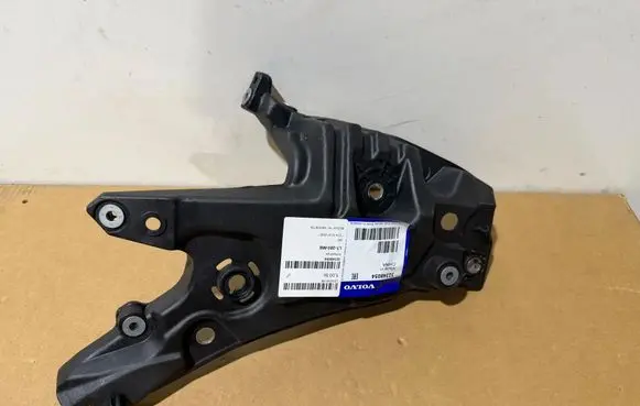 Volvo S90, V90 Fender mounting bracket 31378984