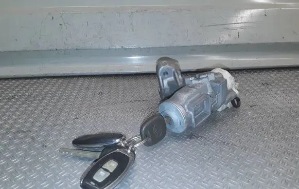 Toyota Corolla Verso E121 Ignition lock 45020336