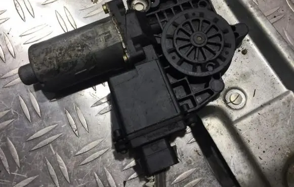 Opel Vectra B Front door window regulator motor 0130821555