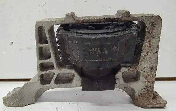 Volvo V40 Engine mount bracket 133521817