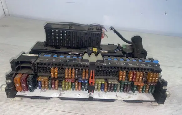 BMW X3 E83 Fuse box set 18500000000 90104060 E6314H