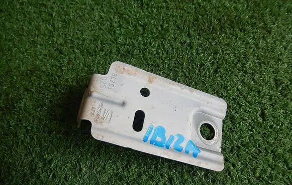 Seat Ibiza V (KJ) Fender mounting bracket 6F0821431B