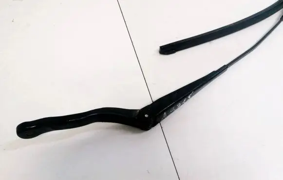 Opel Corsa D Front wiper blade arm 13284136