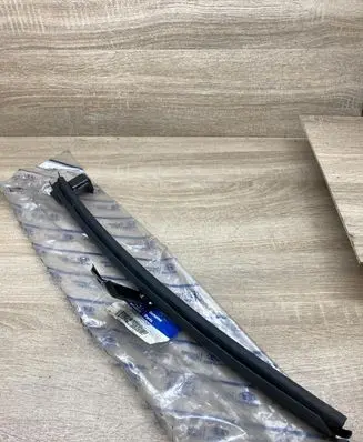 Hyundai Accent Front door coupe window/glass frame 8255025200