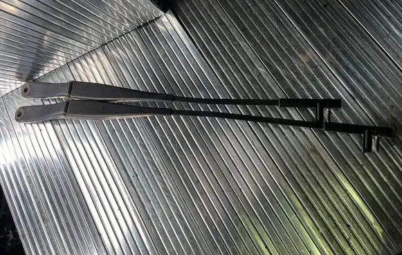 Opel Astra H Front wiper blade arm 13111219 13111220