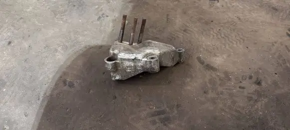 Engine mounting bracket