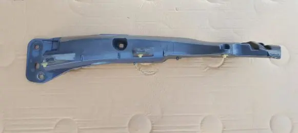 Renault Clio III Fender mounting bracket 