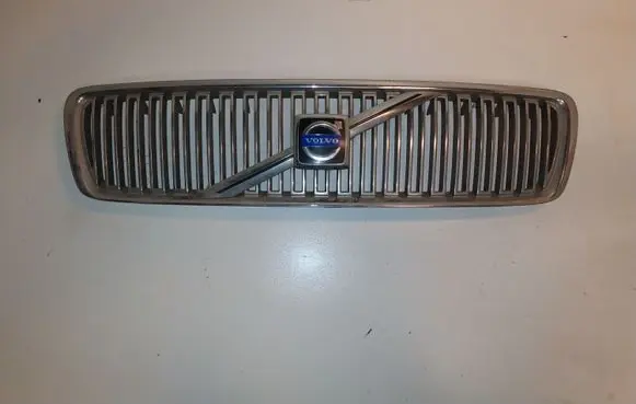 Volvo V70 Front bumper upper radiator grill