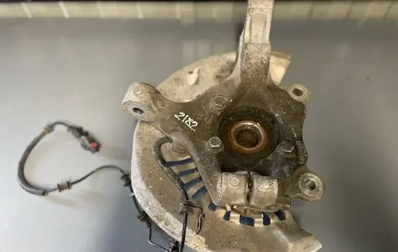 Chrysler Pacifica Front wheel hub 68189019AB