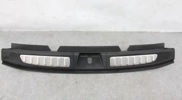 Trunk/boot sill cover protection
