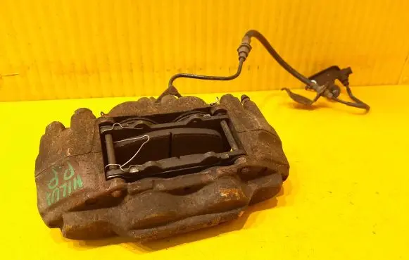 Toyota Hilux (AN120, AN130) Front brake caliper