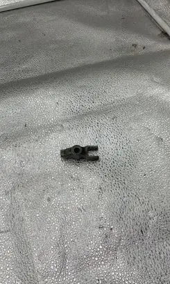 Renault Kangoo I Fuel Injector clamp holder