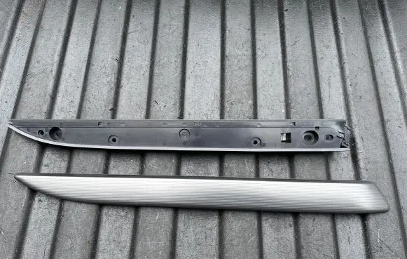 Land Rover Discovery 5 Other front door trim element HY32237B75 L0260293AA02 L0270276AA03