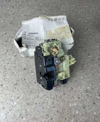 Seat Leon (1M) Rear door lock Y3B4839015M 117684104 3B4839015M