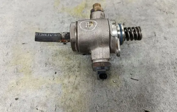 Skoda Octavia Mk2 (1Z) Fuel injection high pressure pump 