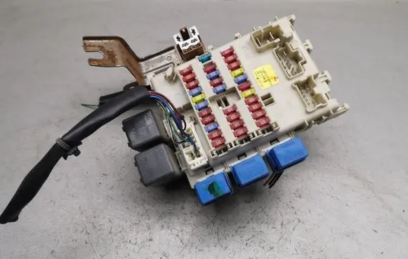 Nissan Primera Fuse module 24350AV700