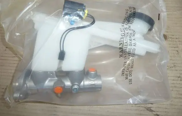 Mazda MPV II LW Master brake cylinder J3103088