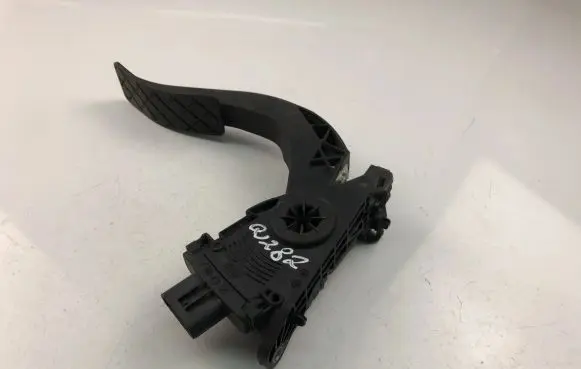 Audi A4 S4 B8 8K Accelerator throttle pedal bracket 8K1723523