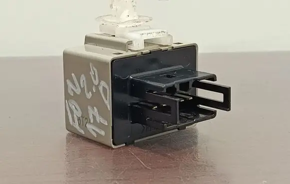 Subaru Forester SJ Hazard warning light relay 86111AJ001 0665006791