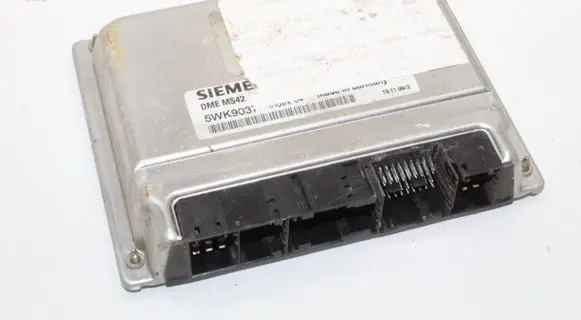 BMW 5 E39 Engine control unit/module 5WK9037