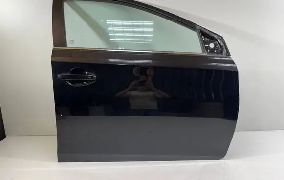 Toyota Auris E210 Front door
