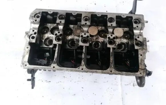 Volkswagen PASSAT B5 Engine head 038103373r