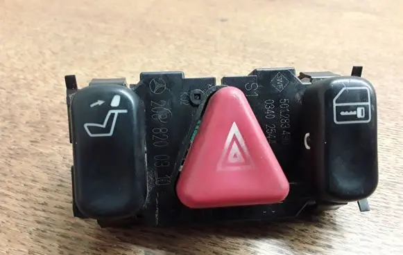 Mercedes-Benz E W211 Hazard light switch 2088200310