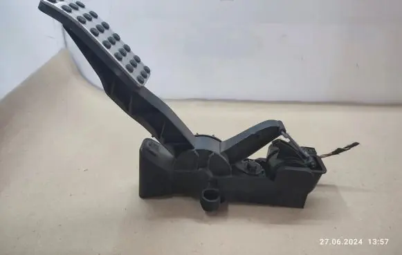 Mercedes-Benz B W245 Accelerator throttle pedal 91736020