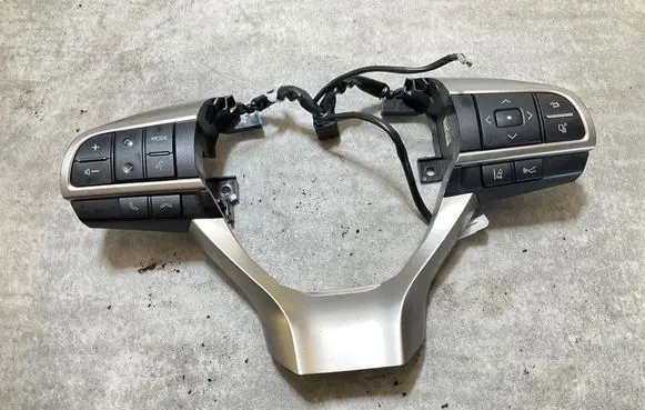 Steering wheel buttons/switches