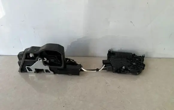 BMW 5 F10 F11 Front door soft close latching motor 7185689