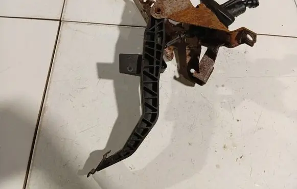 Volvo S40 Clutch pedal 8N517B633CB