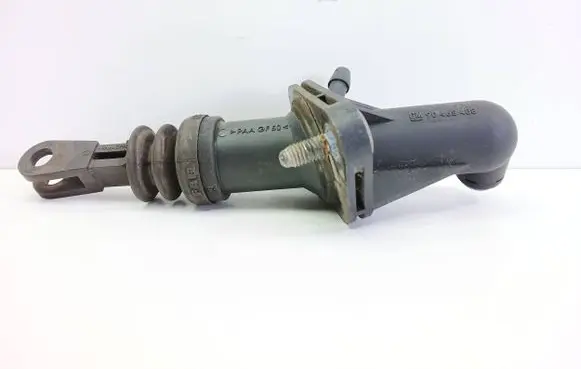 Opel Omega B1 Clutch master cylinder 90465488