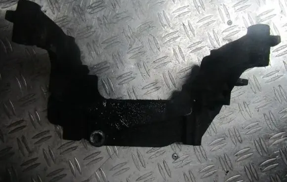 Engine mounting bracket