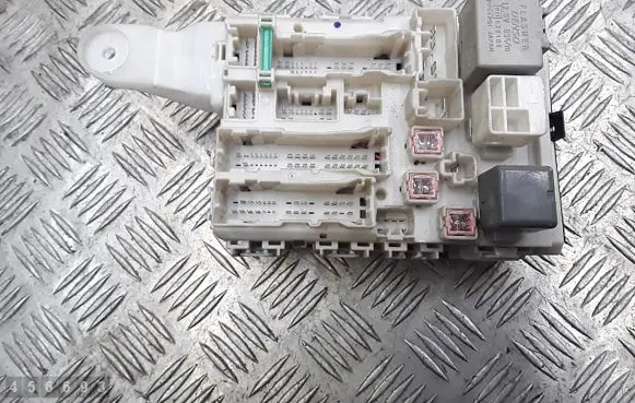 Toyota Auris 150 Fuse module 8273012210