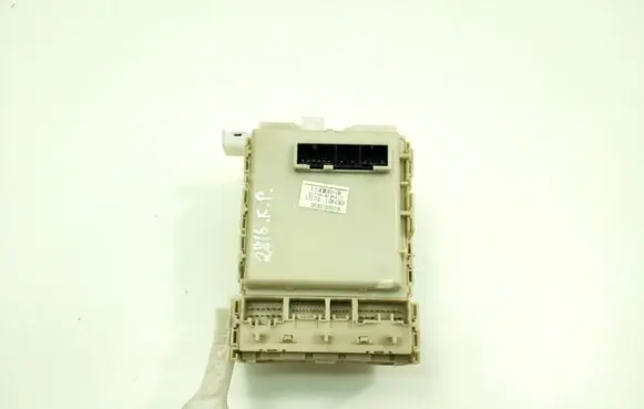 Toyota Verso Fuse module 827300F060