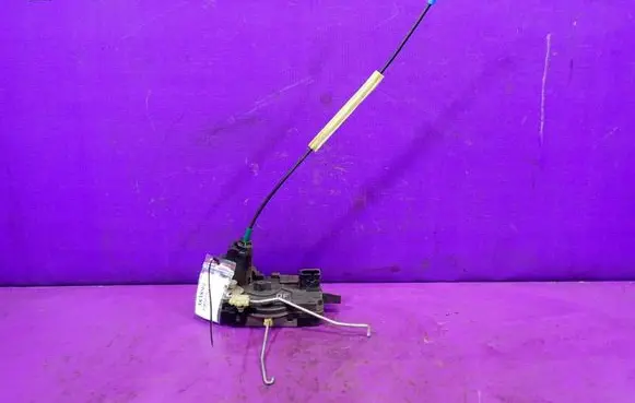 Opel Zafira B Front door lock 