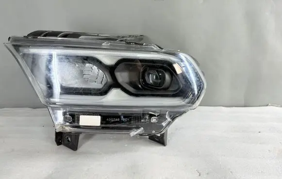 Dodge Durango Headlight/headlamp 68433785AE