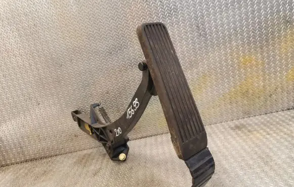 Mercedes-Benz E W210 Accelerator throttle pedal 2103011520