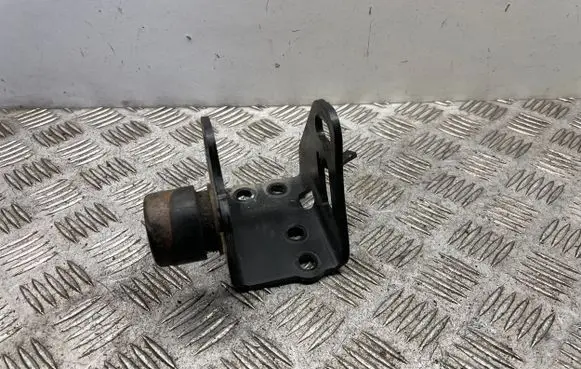 Toyota Avensis T270 Engine mounting bracket