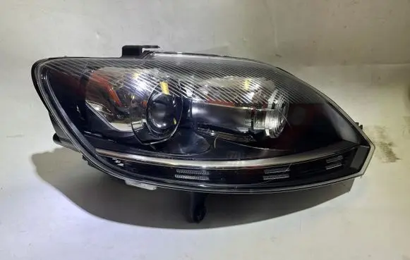 Volkswagen Golf VI Headlight/headlamp 5M1941752B