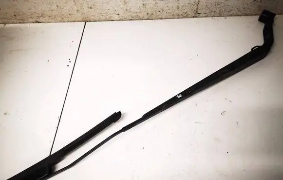 Nissan X-Trail T32 Front wiper blade arm 