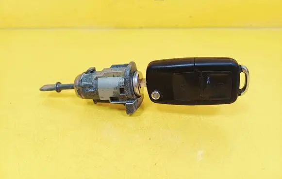 Volkswagen Golf IV Front door lock (next to the handle)